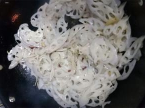 干辣椒炒香后将藕片倒入翻炒