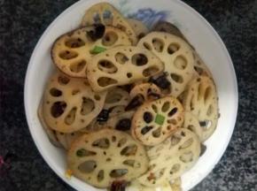 藕片炒熟后加盐放葱调味增香，关火出锅装盘即可