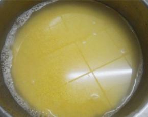 黄米淘洗干净，用水浸泡6个小时左右，用料理机将泡好的黄米研磨成浆