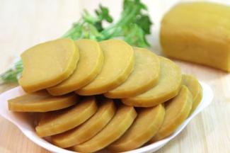 将粉团搓成长条，用刀切成小块，压扁成饼状