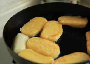 锅中倒入适量的玉米油，小火煎年糕，两面金黄后出锅