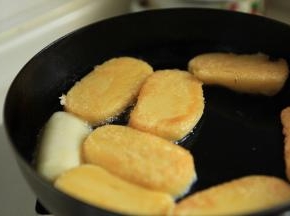 锅中倒入适量的玉米油，小火煎年糕，两面金黄后出锅
