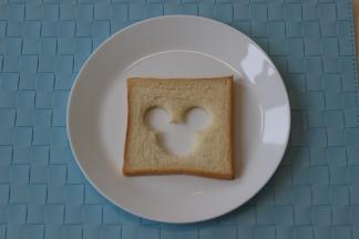 吐司用模具切割出形状