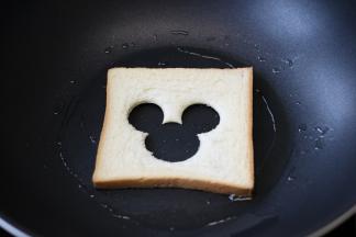 平底锅刷油，小火放上吐司