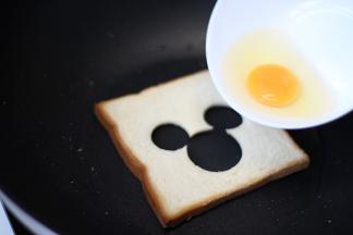 鸡蛋先磕在碗里，倒进吐司里