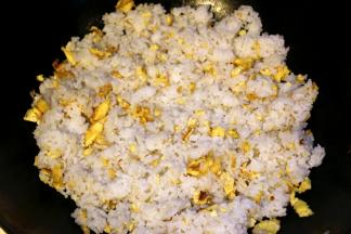 倒入米饭翻炒，淋上酱汁1.（2勺酱油+半勺老抽+1小勺白糖+少许胡椒粉），炒制成颗颗分明