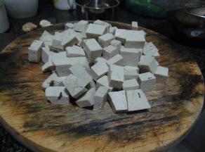 豆腐洗净切成小块，用沸腾的淡盐水焯水，去除豆腐涩味，保持豆腐口感细嫩