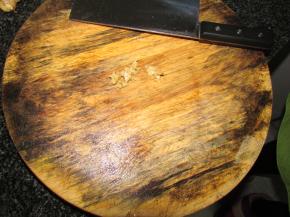 生姜、大蒜洗净切碎成末