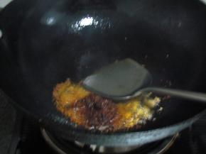 炒锅烧热后倒入适量菜籽油，将姜蒜末放入锅中煸炒，而后加入豆瓣酱翻炒