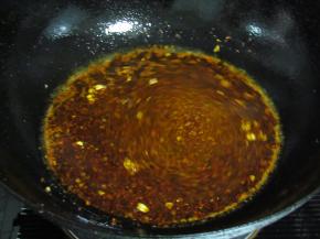 炒香后放入清水，加盖大火煮开