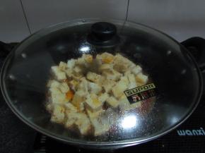 煮开后把豆腐块放入锅中，将酱料和豆腐块翻炒入味，加盖大火煮开