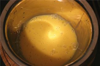 鸡蛋打散成蛋液，放上适量白糖和面粉，搅拌均匀后放入切好的火腿丁