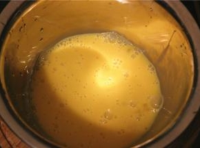 鸡蛋打散成蛋液，放上适量白糖和面粉，搅拌均匀后放入切好的火腿丁