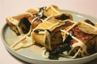 所有蛋皮卷成蛋卷，切成段，淋上沙拉酱，撒上海苔即可