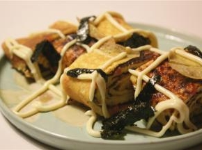 所有蛋皮卷成蛋卷，切成段，淋上沙拉酱，撒上海苔即可