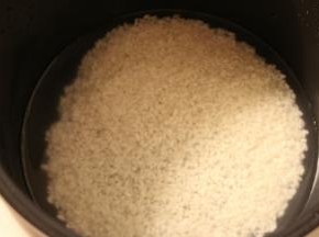 大米淘洗干净，用水浸泡30分钟（煮出来的米粒更加软糯可口）