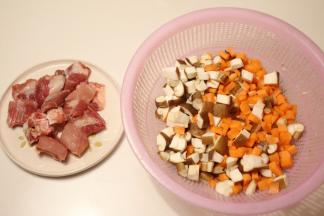 排骨洗好后过沸水焯去血水，加料酒、酱油和生姜腌制10分钟，去腥入味（不怕腥味的请省略），香菇、胡萝卜切丁