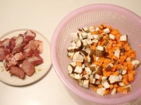 排骨洗好后过沸水焯去血水，加料酒、酱油和生姜腌制10分钟，去腥入味（不怕腥味的请省略），香菇、胡萝卜切丁