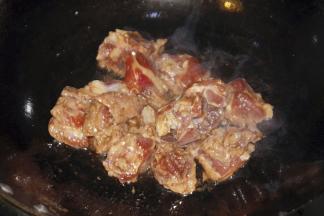 把腌好的排骨入锅炒去血色