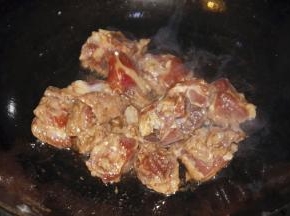 把腌好的排骨入锅炒去血色