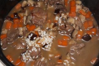 把炒好的菜倒入电饭锅里，滴入适量香油，混合米饭一起煮