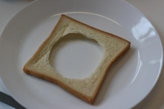 用模具把吐司切割成圆形