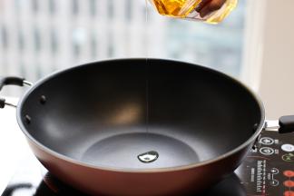 锅中放入少许的油