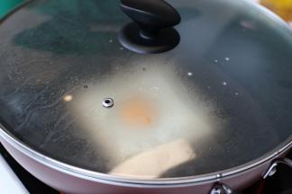 小火加盖煎8分钟完成