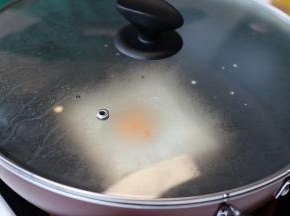 小火加盖煎8分钟完成