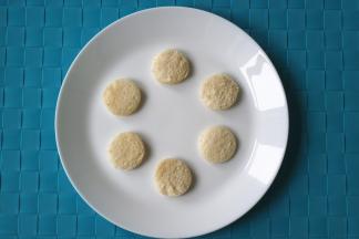 用圆形模具将吐司切割成状