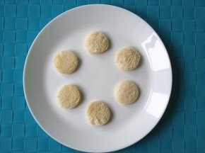 用圆形模具将吐司切割成状