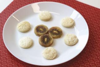 猕猴桃去皮，用模具切割成圆形