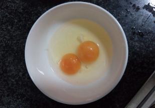 把鸡蛋打在碗中