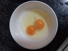 把鸡蛋打在碗中