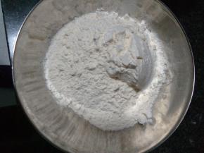 加入适量的面粉和盐