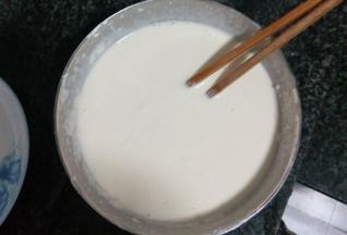 将鸡蛋、面粉和盐调和在一起，搅拌成鸡蛋面糊