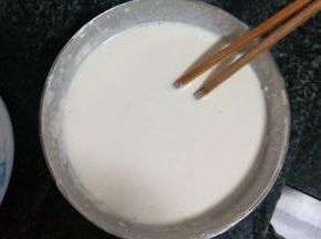 将鸡蛋、面粉和盐调和在一起，搅拌成鸡蛋面糊