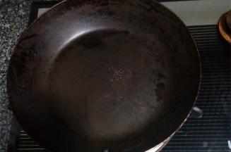 平底锅少油，油热后转小火，把面糊倒入平底锅中煎成面饼，面饼煎熟后即可出锅