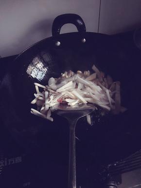 杏鲍菇洗净切条，猪肉洗净切片，锅中热油，将猪肉放入锅中煸炒，7成熟时放入杏鲍菇同炒