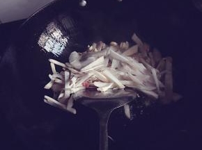 杏鲍菇洗净切条，猪肉洗净切片，锅中热油，将猪肉放入锅中煸炒，7成熟时放入杏鲍菇同炒