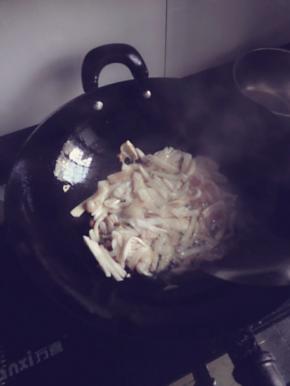 杏鲍菇炒熟后加盐调味