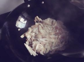 杏鲍菇炒熟后加盐调味