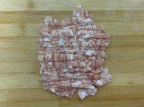 猪肉去皮，剁成肉末状