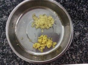 大蒜和生姜剁成末状