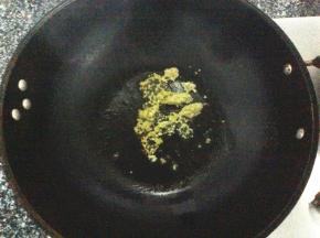 炒锅烧热，放入食用油，油热后倒入姜蒜末翻炒出香