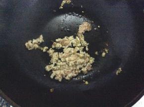 倒入肉末翻炒
