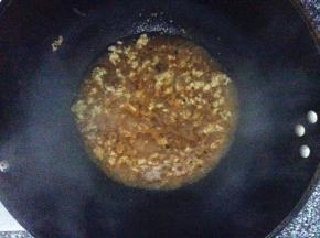 肉末炒熟后加少许清水，放入适量番茄酱，大火炒成酱汁