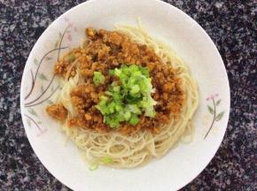 面条煮3-5分钟左右捞出，放上事先炒好的肉酱汁，撒上葱花，鲜香扑鼻的番茄酱肉面完成