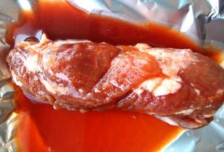 五花肉洗净，在肉块上扎小孔，取适量叉烧酱涂抹在肉蔻上，腌制3-5小时入味