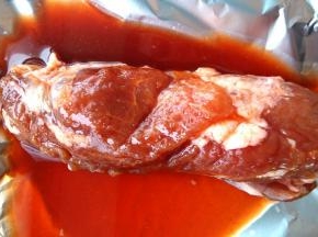 五花肉洗净，在肉块上扎小孔，取适量叉烧酱涂抹在肉蔻上，腌制3-5小时入味